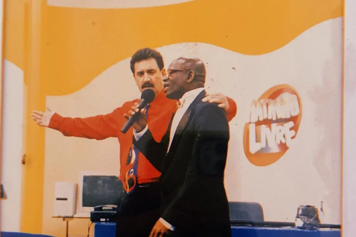 Ratinho emociona ao homenagear Azulão, morto aos 95