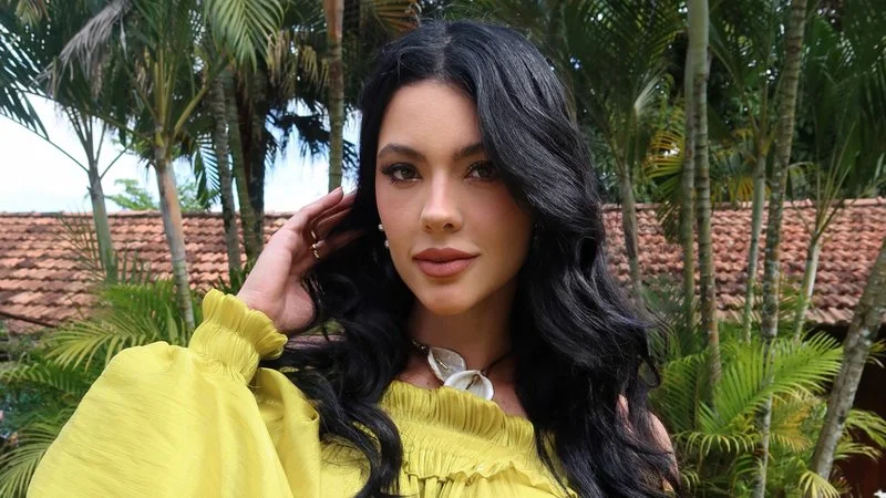 Rayane Figliuzzi exibe bronzeado a jato após dia de piscina