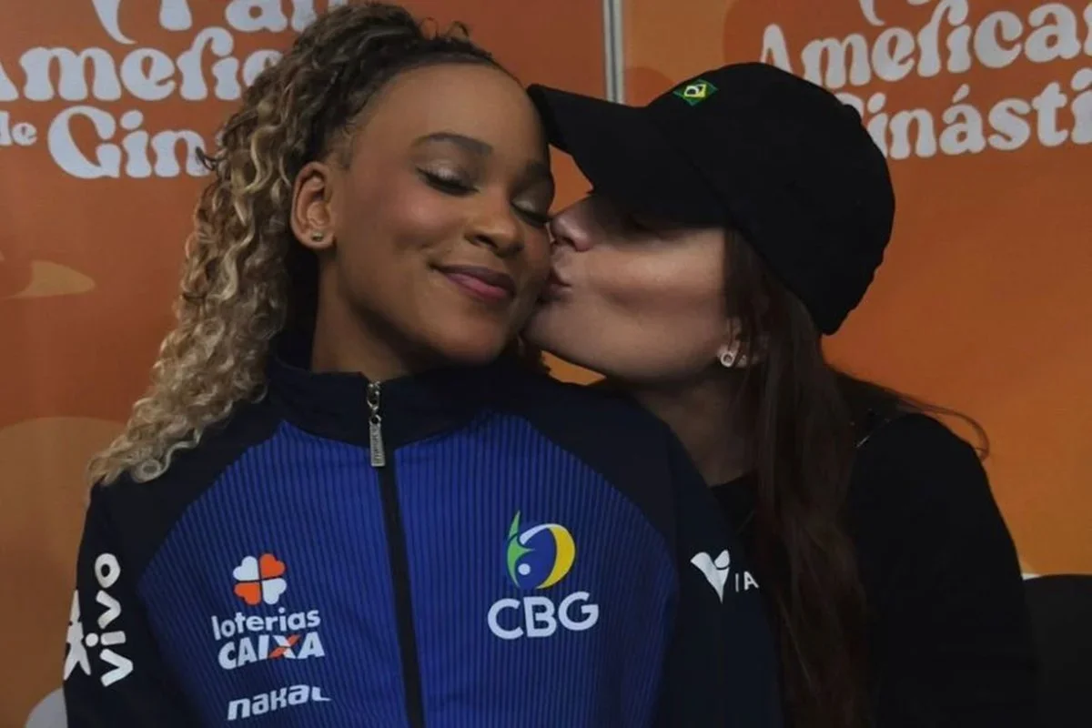 Rebeca Andrade posta 'Te amo' a mulher após ouro; equipe nega