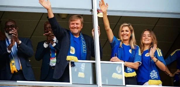 Rei e rainha entram no vestiário e celebram ponto histórico de Curaçao