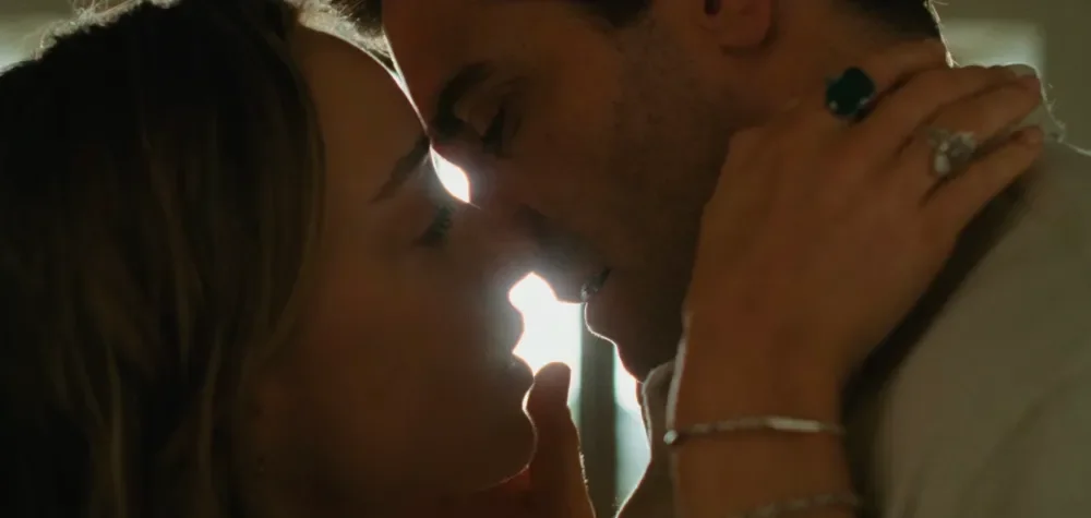 Remain: Jake Gyllenhaal e Phoebe Dynevor formam casal que some no trailer