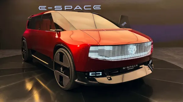 Renault resgata a minivan com tela curva de 1,13 m