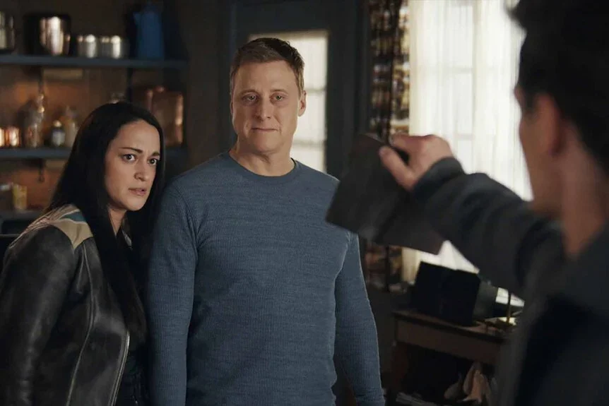 Resident Alien: Alan Tudyk lidera elenco com veteranos da sci‑fi