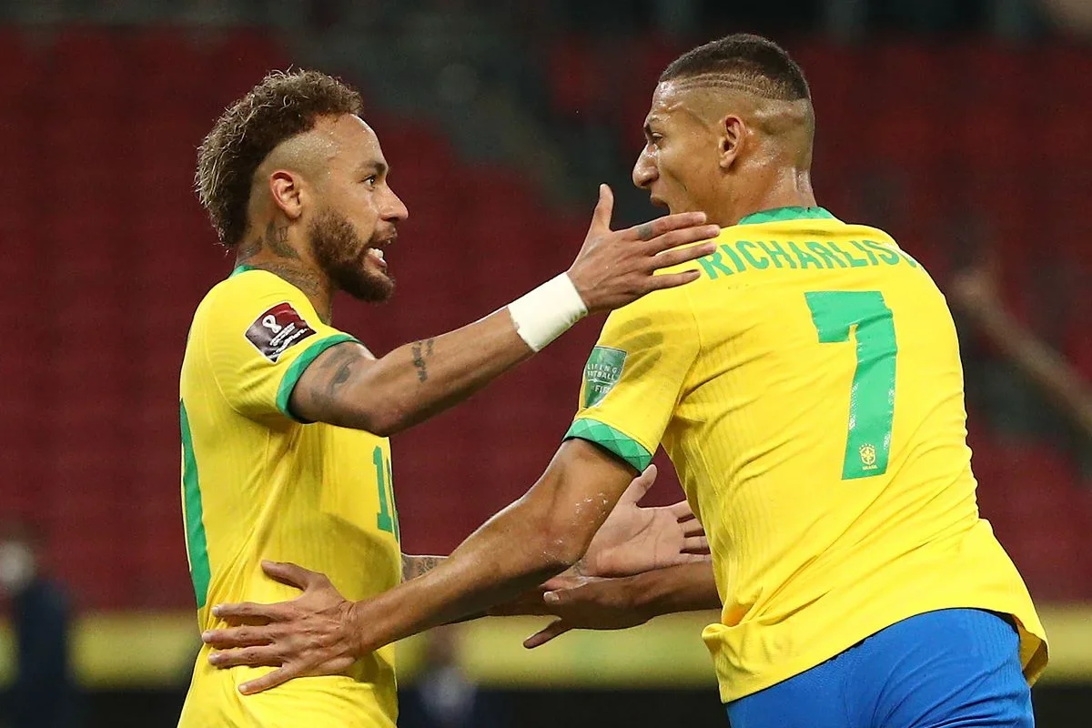 Richarlison provoca sobre ilha e Neymar rebate: "seu moleque"