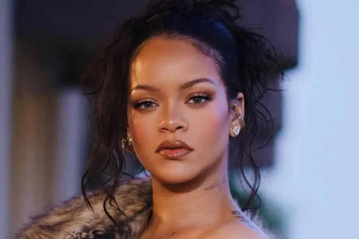 Rihanna posa de lingerie vermelha e exibe tatuagem no glúteo