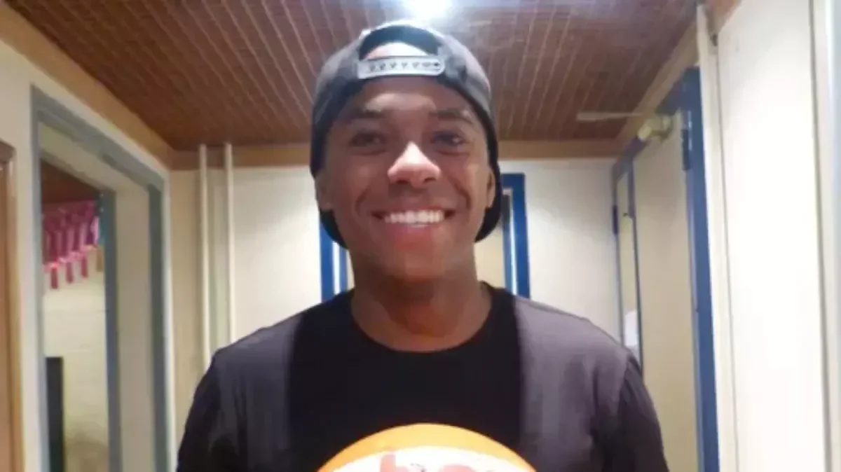 Robinho tem pena reduzida em 72 dias por trabalho e leitura