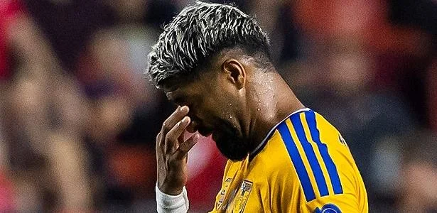 Rodrigo Aguirre expulso no México após VAR checar tapa na boca