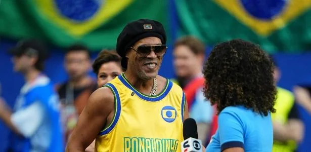 Ronaldinho surge com tênis do Brasil exibindo seis estrelas
