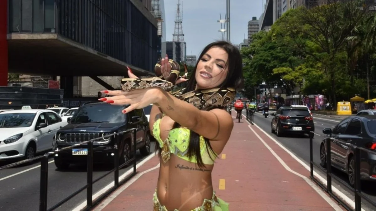 Rosana Ferreira recebe multa de R$ 3 mil por ensaio com cobra