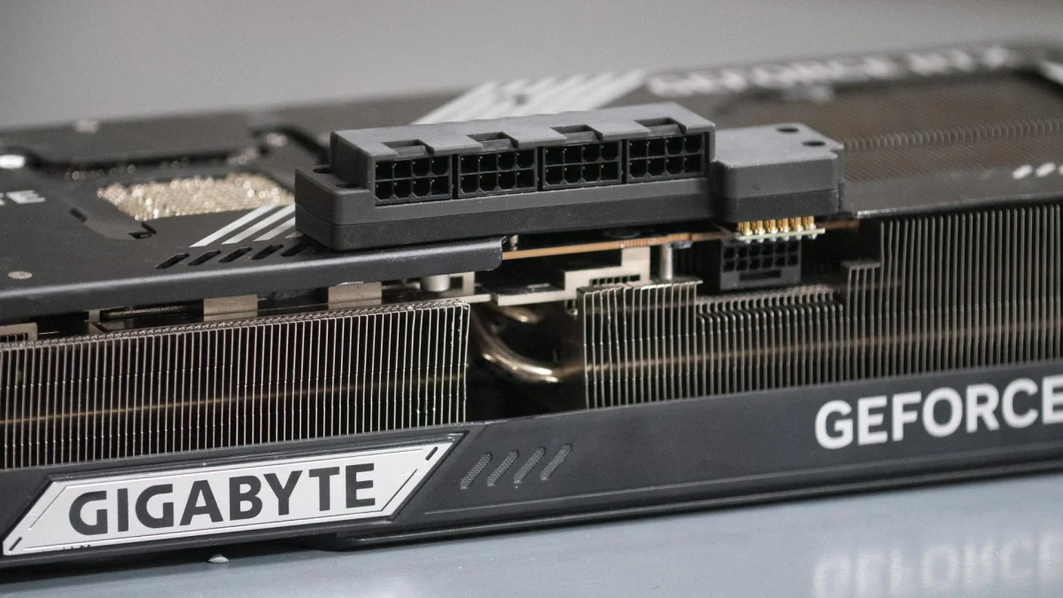 RTX 5090: mod com quatro 8‑pin reduz corrente por fio em quase 50%