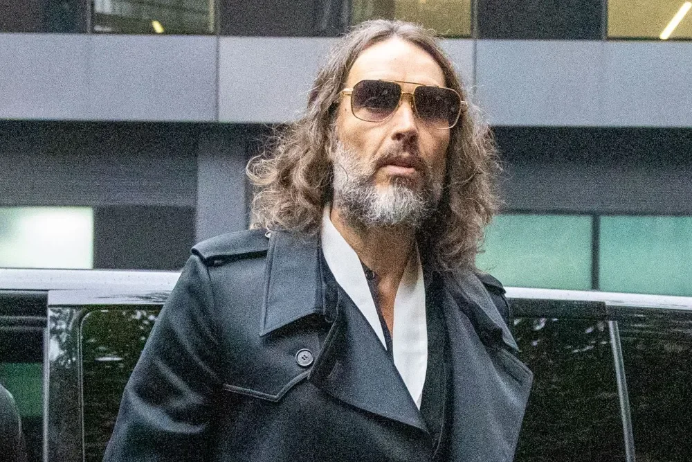 Russell Brand: acusação de atentado indecente vira tentativa