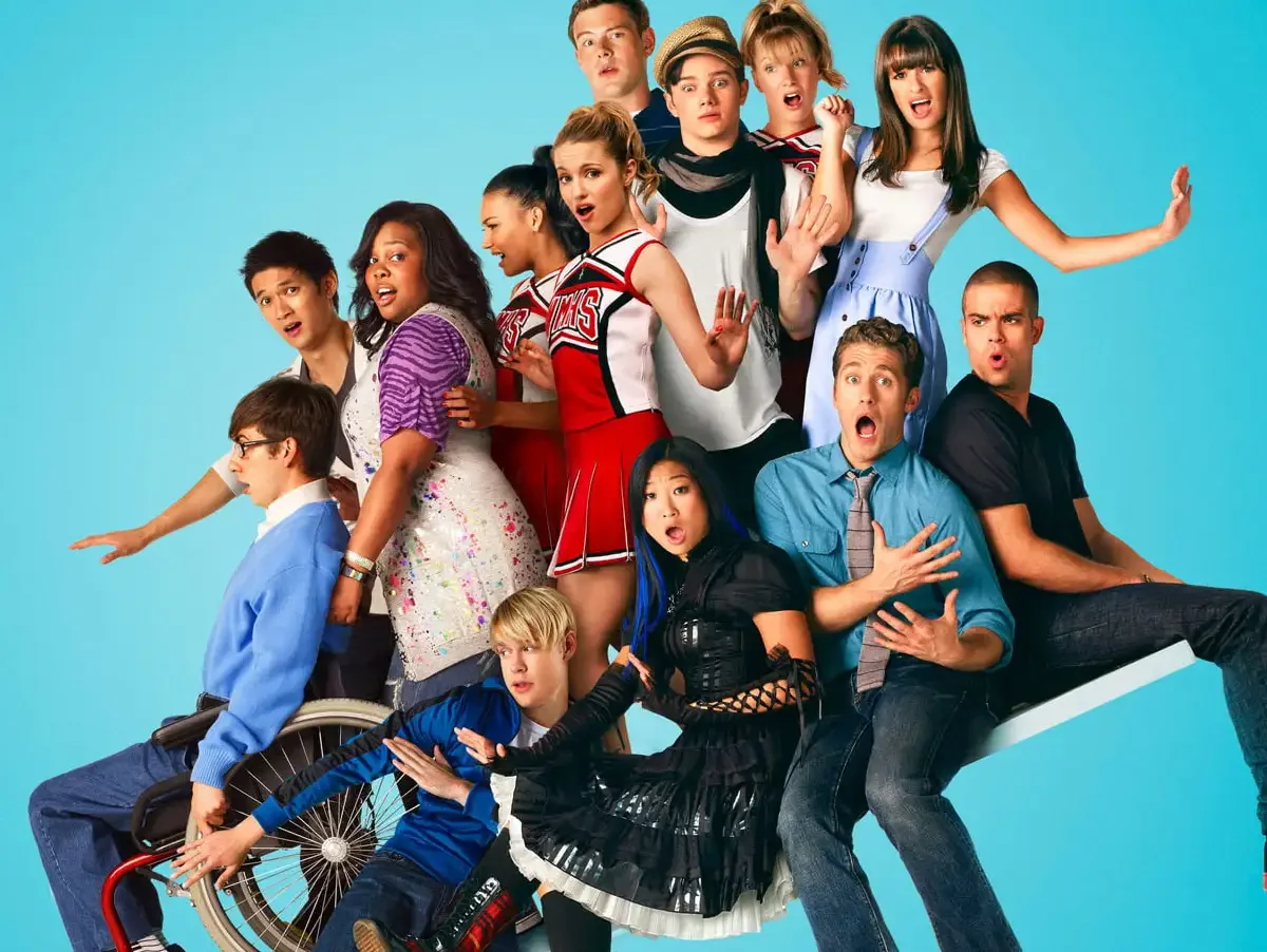 Ryan Murphy sugere revisitar Glee após onda de interesse jovem