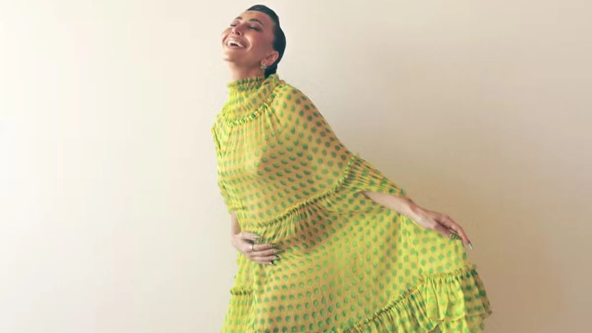 Sabrina Sato aposta em verde e amarelo e vira assunto