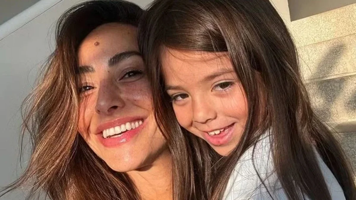 Sabrina Sato: Zoe, 7, aparece fazendo tarefas domésticas