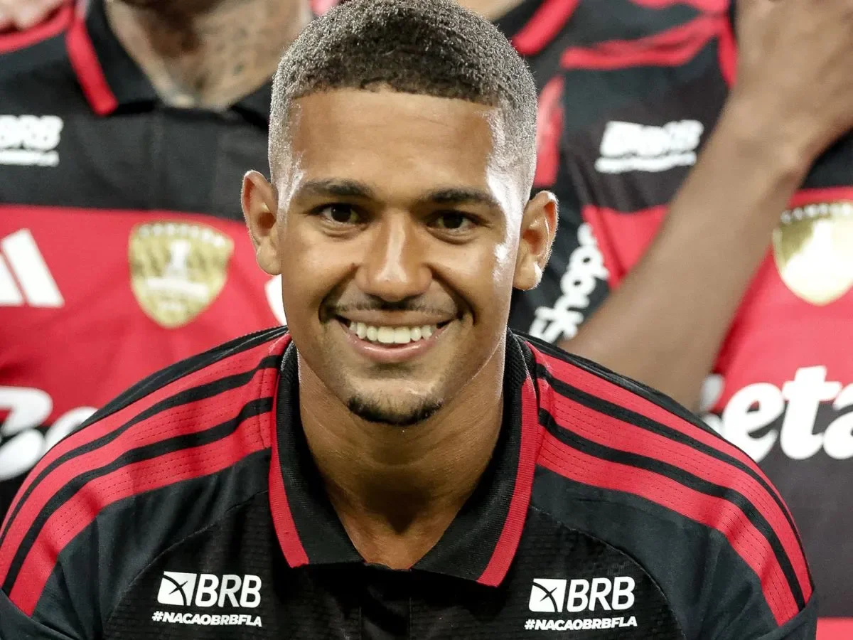 Samuel Lino participou de quatro gols e sacudiu o Flamengo