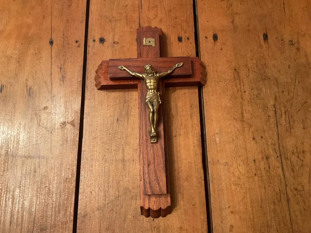 Sarah: cruz de família esconde diário do avô com segredo de guerra