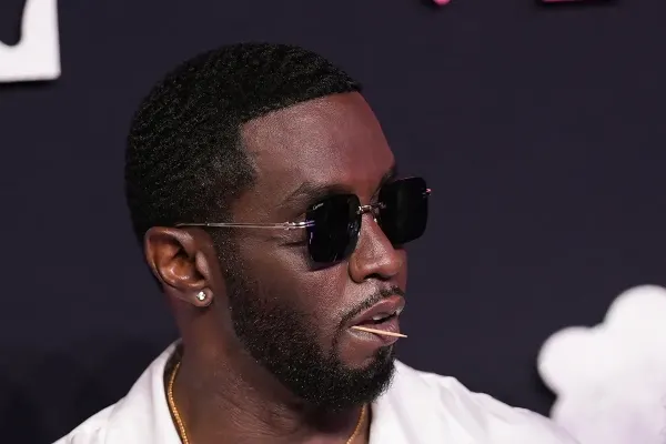 Sean "Diddy" Combs sai de prisão de ambulância por ferimento