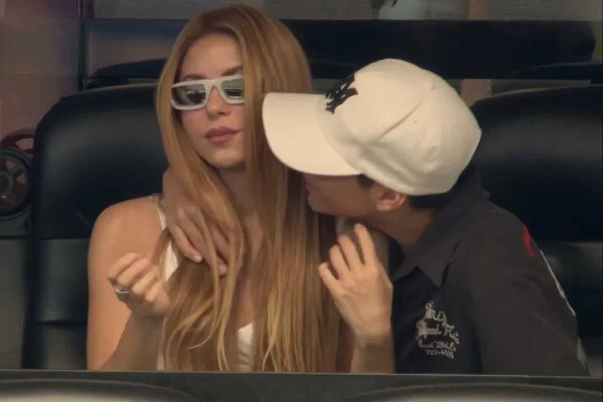 Shakira recebe beijo do filho no estádio e vira polêmica