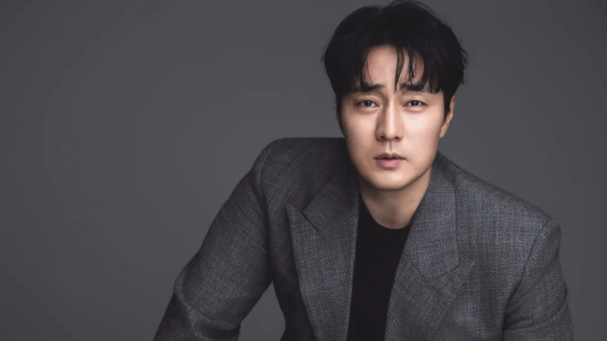 So Ji Sub revela presente do DAY6 e reage ao “mais avô que pai” — 03/08/2026