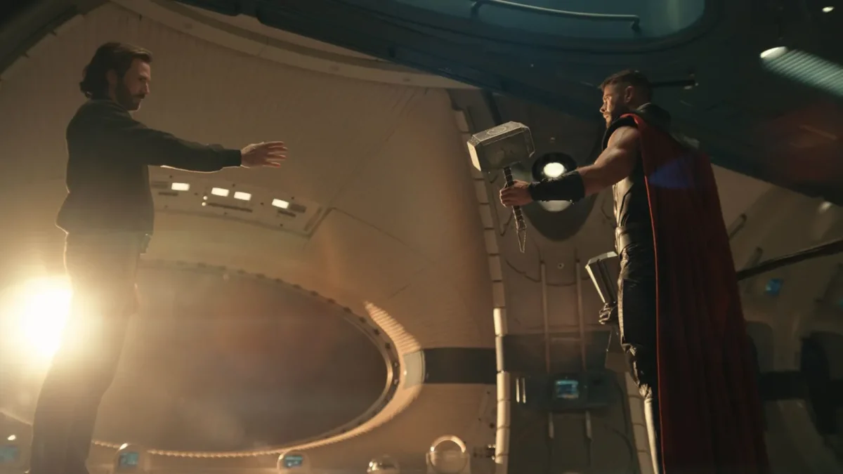 Steve Rogers empunha Mjolnir e provoca Thor em nova prévia
