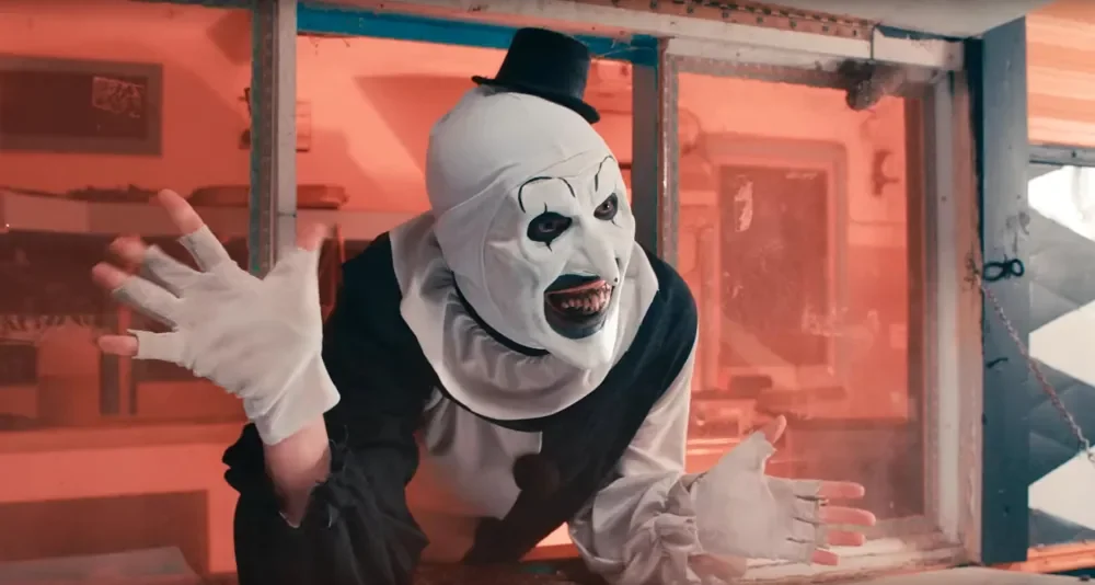 Terrifier: trilogia volta aos cinemas com brindes do jogo Dead by Daylight