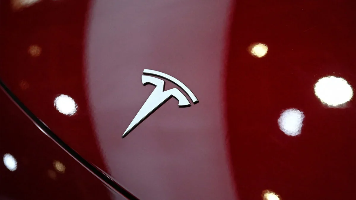 Tesla: Model 3 para na pista e deixa motorista morto com Autopilot ativo