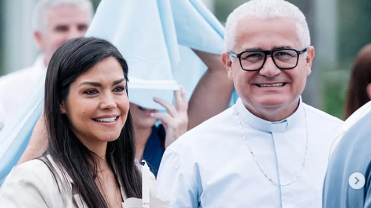 Thaís Fersoza realiza sonho da Crisma e celebra fé em público