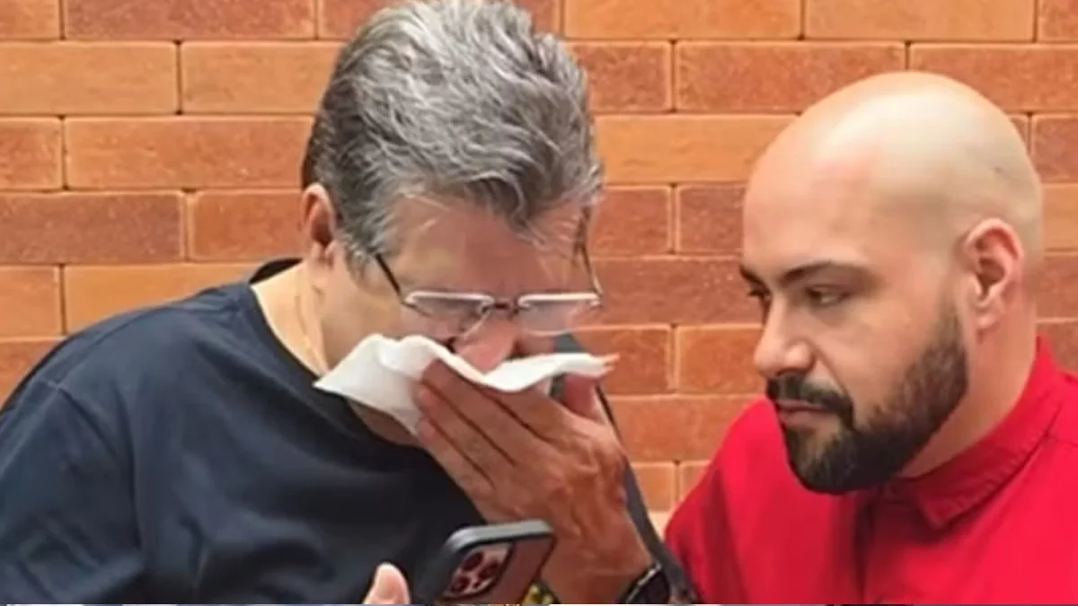Tiago Abravanel emociona o pai ao cantar "Ninguém Explica Deus"