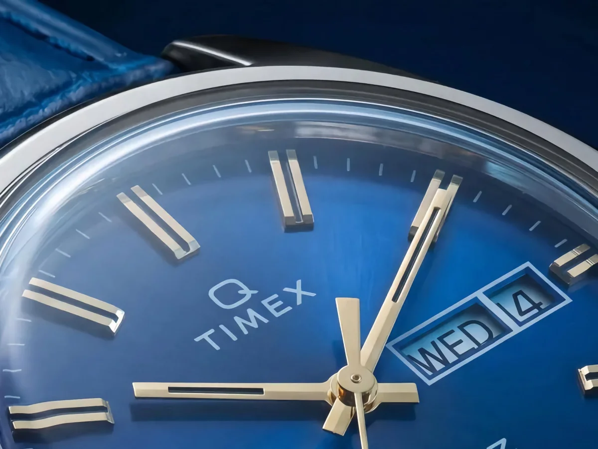 Timex reintroduz Q 1976 com mostradores fumé azul e marrom