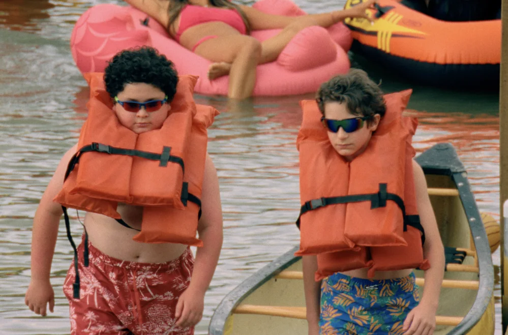 Tiny Fugitives: comédia R‑rated com 12‑anos e Johnny Knoxville
