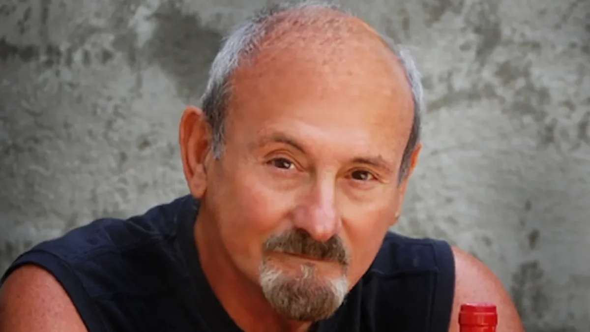 Tom DeSimone: diretor de "Chatterbox" e cult "Reform School Girls" morre aos 87