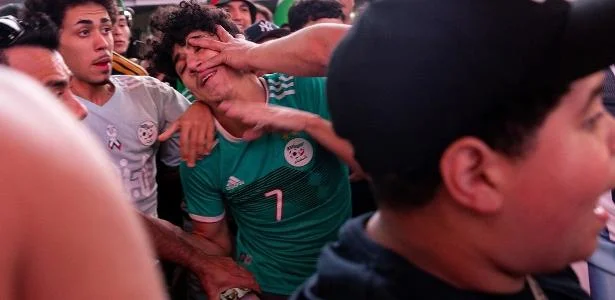 Torcidas de Argélia e Argentina trocam socos em Times Square