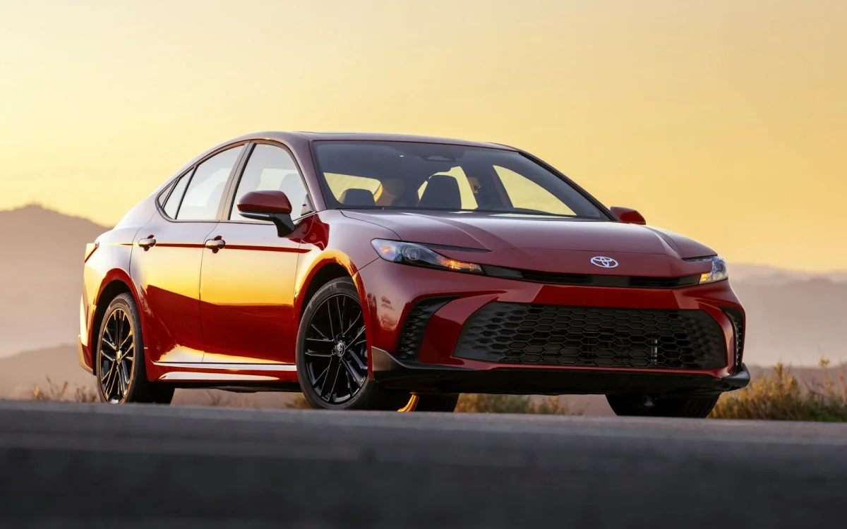Toyota Camry: híbrido com até 232 cv estreia nos EUA