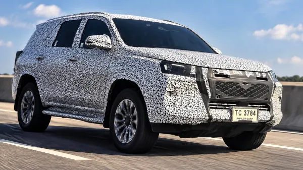 Toyota SW4: visual mais quadrado e motor 2.8 turbodiesel mantido
