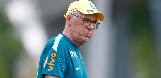 Treino fechado: Ancelotti mistura peças e mantém dúvida