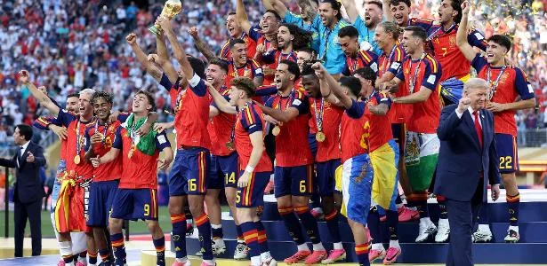 Trump vaiado e afastado do pódio enquanto Espanha celebra