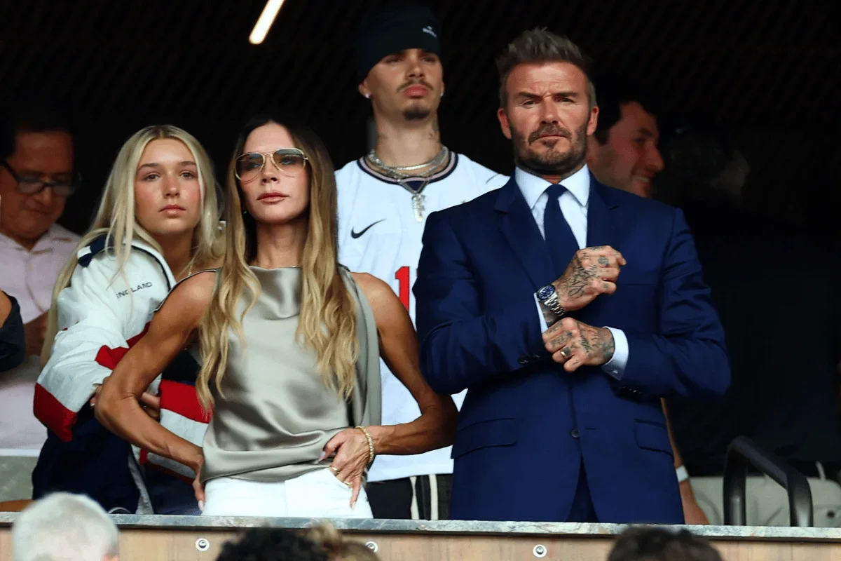 Victoria Beckham rouba a cena com look de sua grife