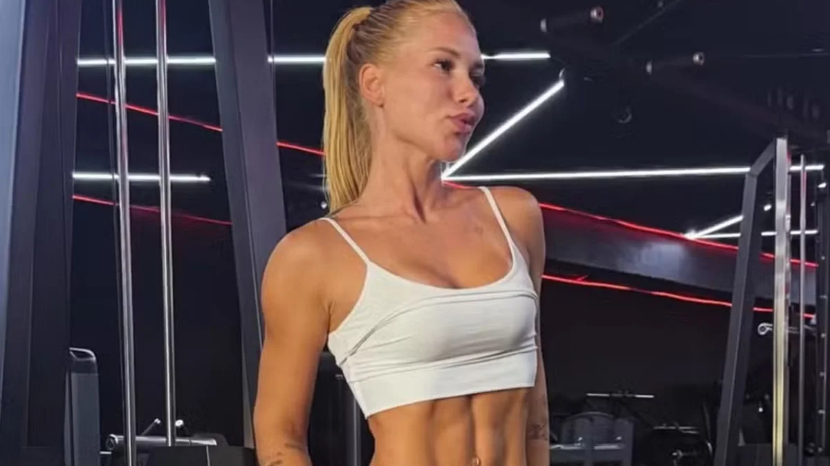 Virgínia Fonseca exibe barriga trincada após treino na academia