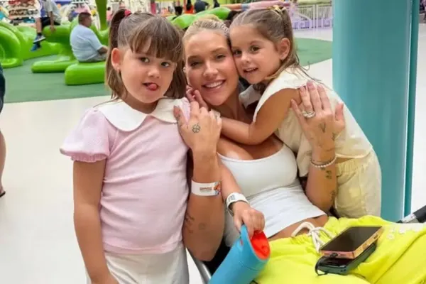 Virginia Fonseca: vídeo com filhas gera críticas por "abraço forçado"