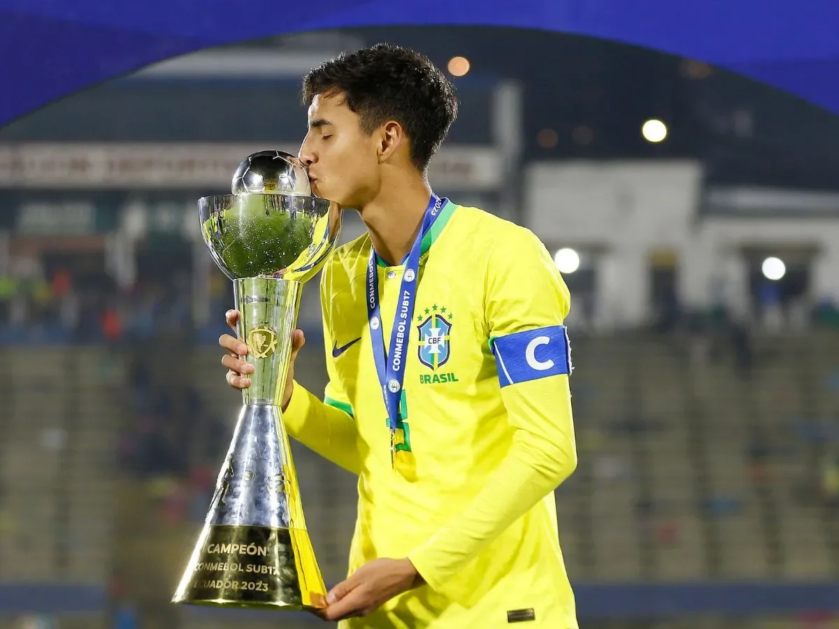 Vitor Reis volta ao Manchester City após crescimento no Girona