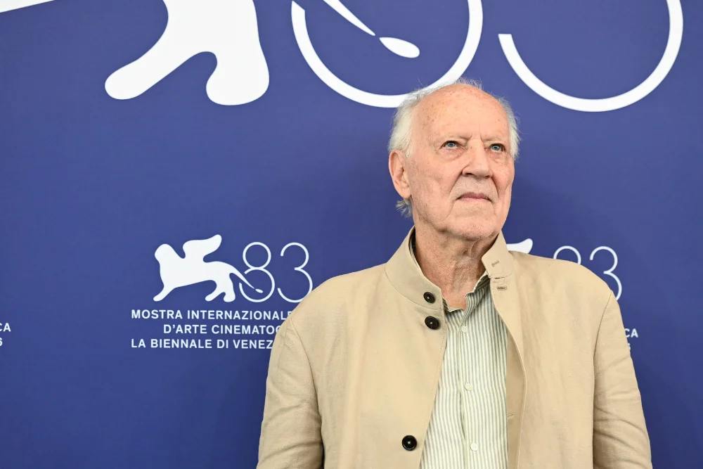 Werner Herzog defende cena a três com Orlando Bloom e irmãs Mara