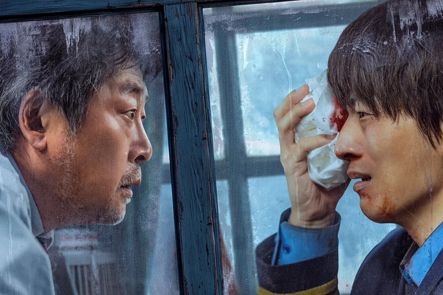 White Blast: Koo Kyo Hwan ferido e Kim Yun Seok em olhar tenso no pôster