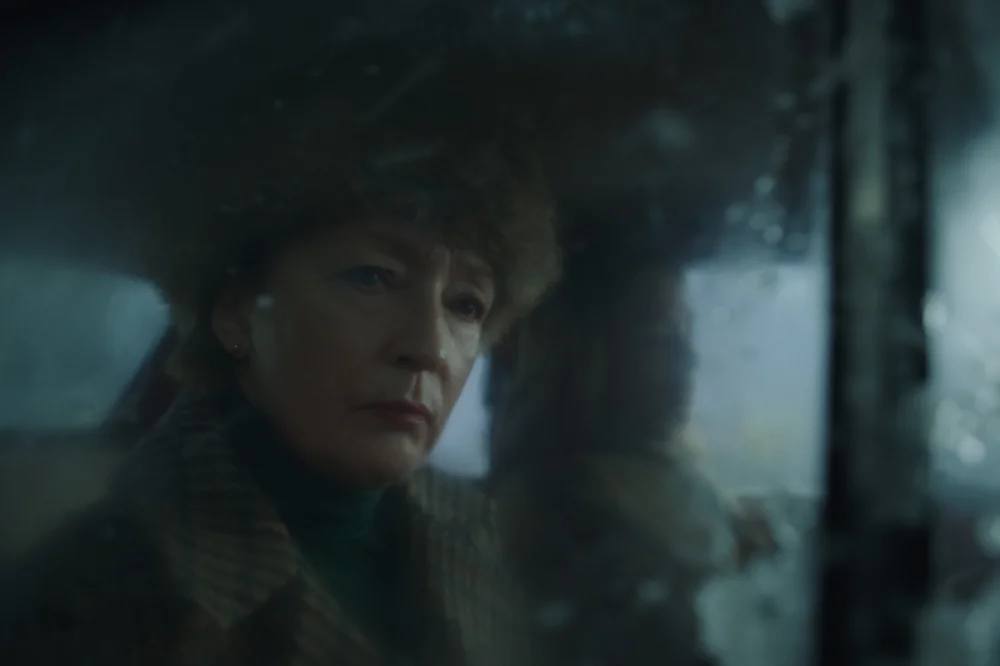 Winter of the Crow: Lesley Manville presa em Varsóvia no trailer