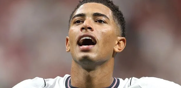 Wonderwall assumiu papel de hino da Inglaterra e uniu torcida