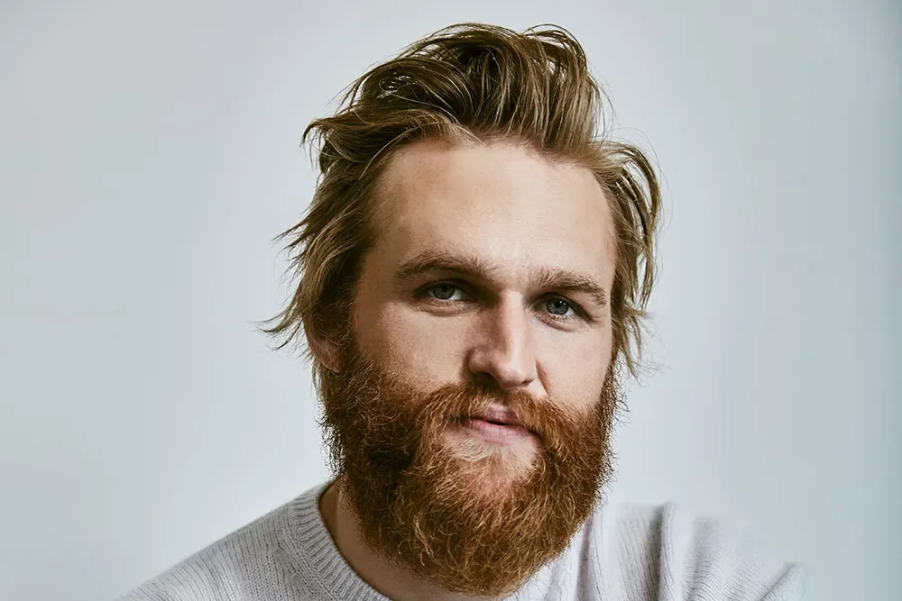 Wyatt Russell entra para "Happy" de John Carroll Lynch como Roger