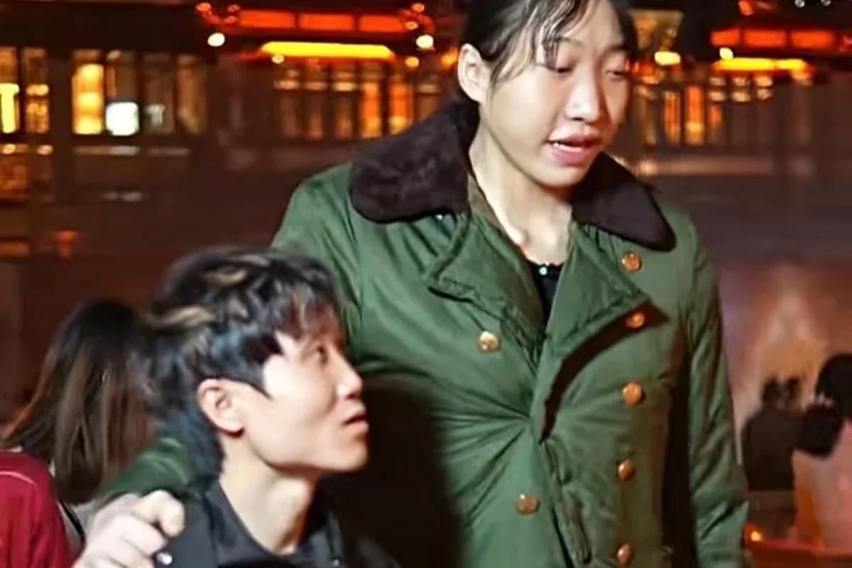 Xiao Yue, influenciadora de 2,18 m, morre aos 26 anos após complicações médicas