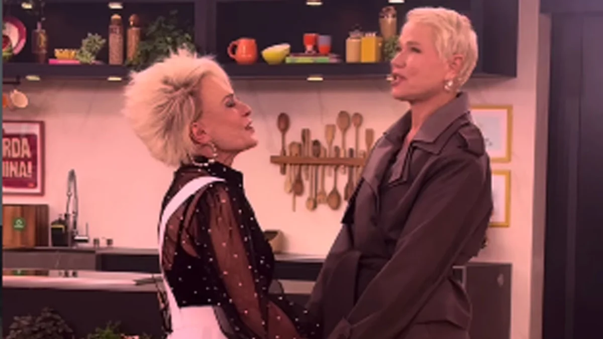 Xuxa Meneghel posa com fãs após café no Mais Você