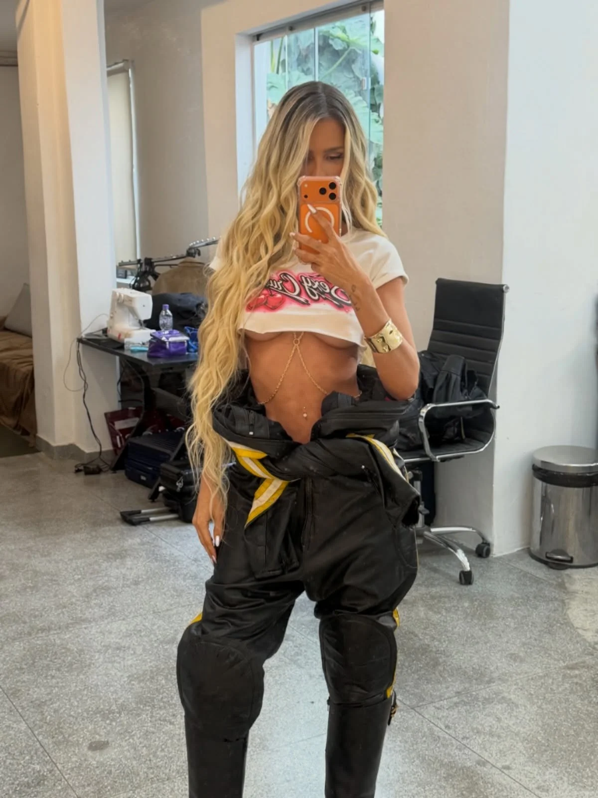 Yasmin Brunet exibe barriga trincada e corrente corporal impacta