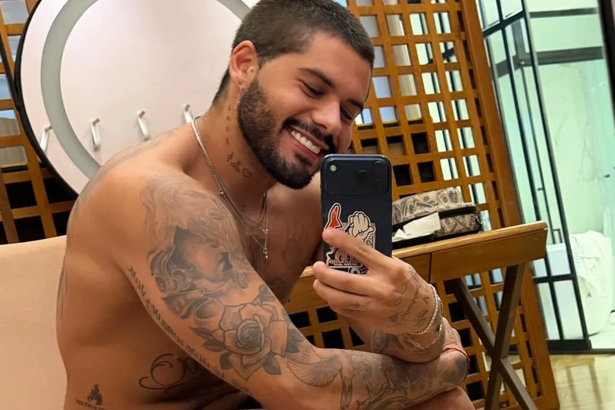 Zé Felipe pede selinho a morena misteriosa no Barretos