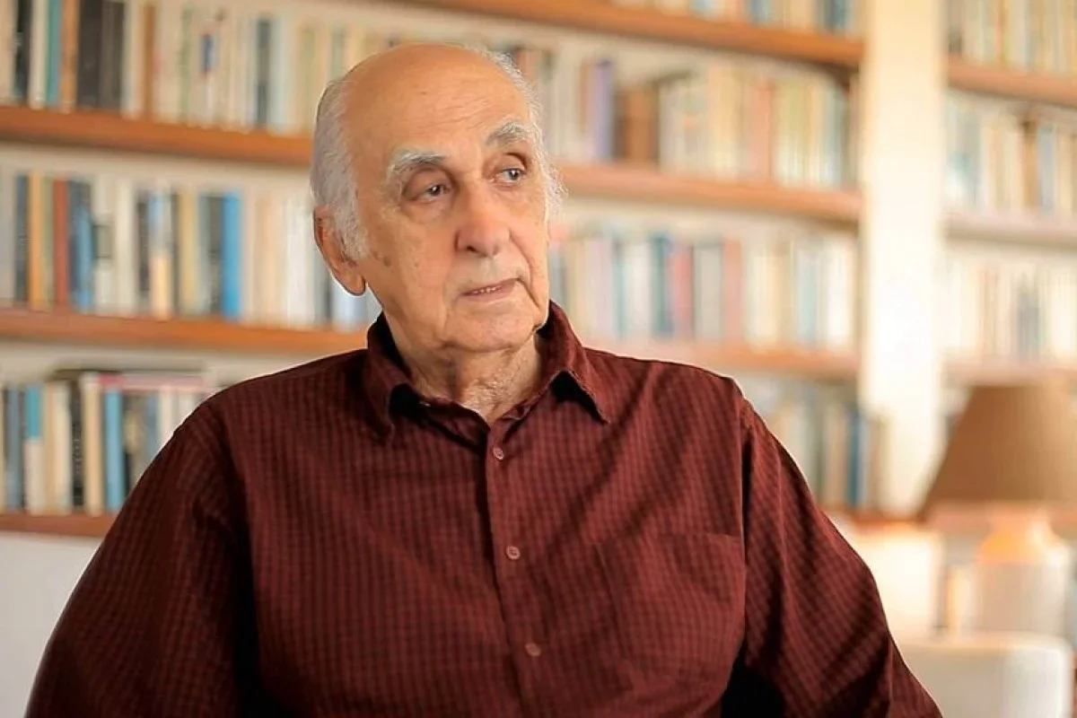 Zuenir Ventura morre aos 95 anos, autor de "O Ano que Não Terminou"
